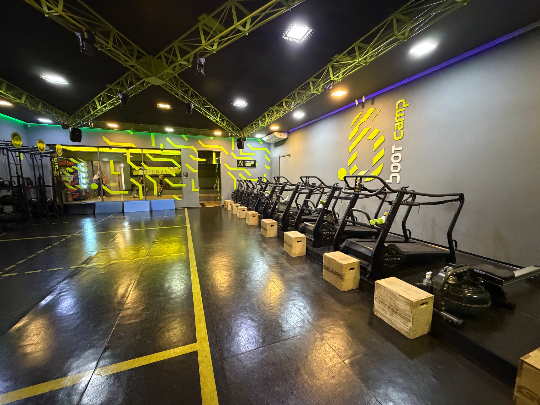 Sala Boot Camp com esteiras Matrix e caixas pliométricas