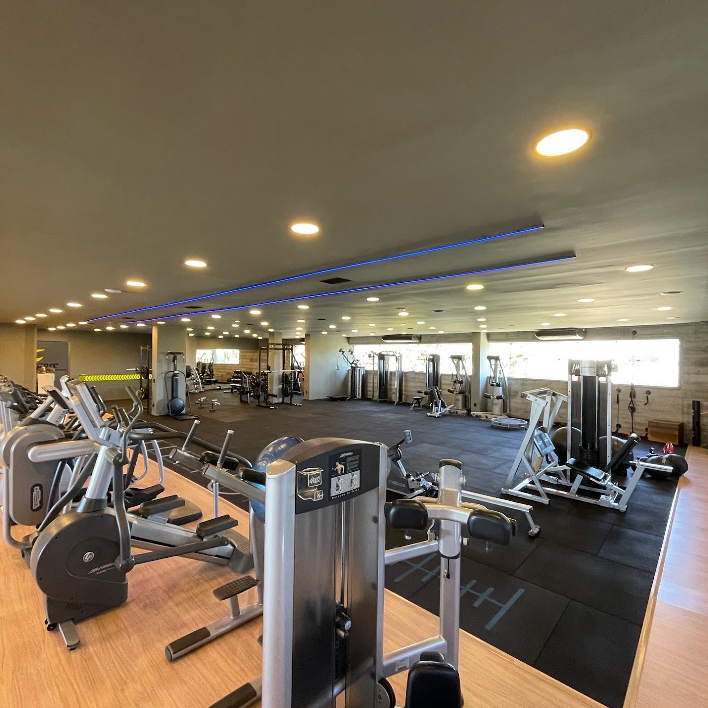Área ampla de musculação e máquinas Life Fitness na Corpore Rio Preto