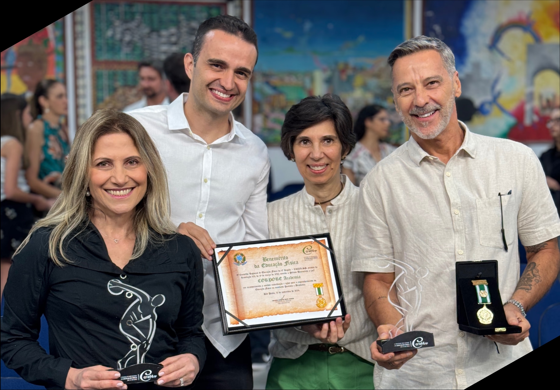 Equipe Corpore recebendo o prêmio Benemérito da Educação Física do CREF4/SP