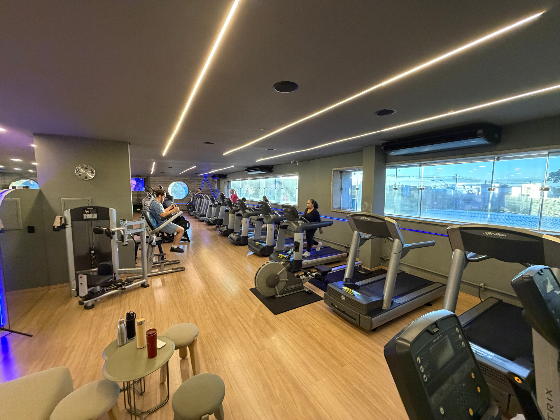 Área cardiovascular com esteiras Life Fitness e vista panorâmica